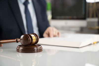 在辦公室工作的業(yè)務(wù)律師男人人