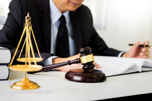 律師在辦公室工作