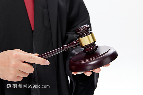 男性律師敲法槌特寫