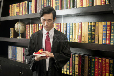 男律師查閱圖片素材_免費(fèi)下載_jpg圖片格式_VRF高清圖片500983656