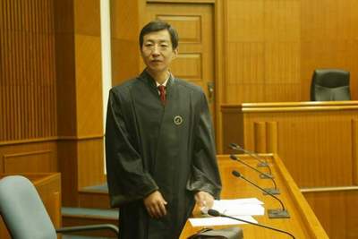 圖文:新年第一個工作日 北京律師著律師袍出庭